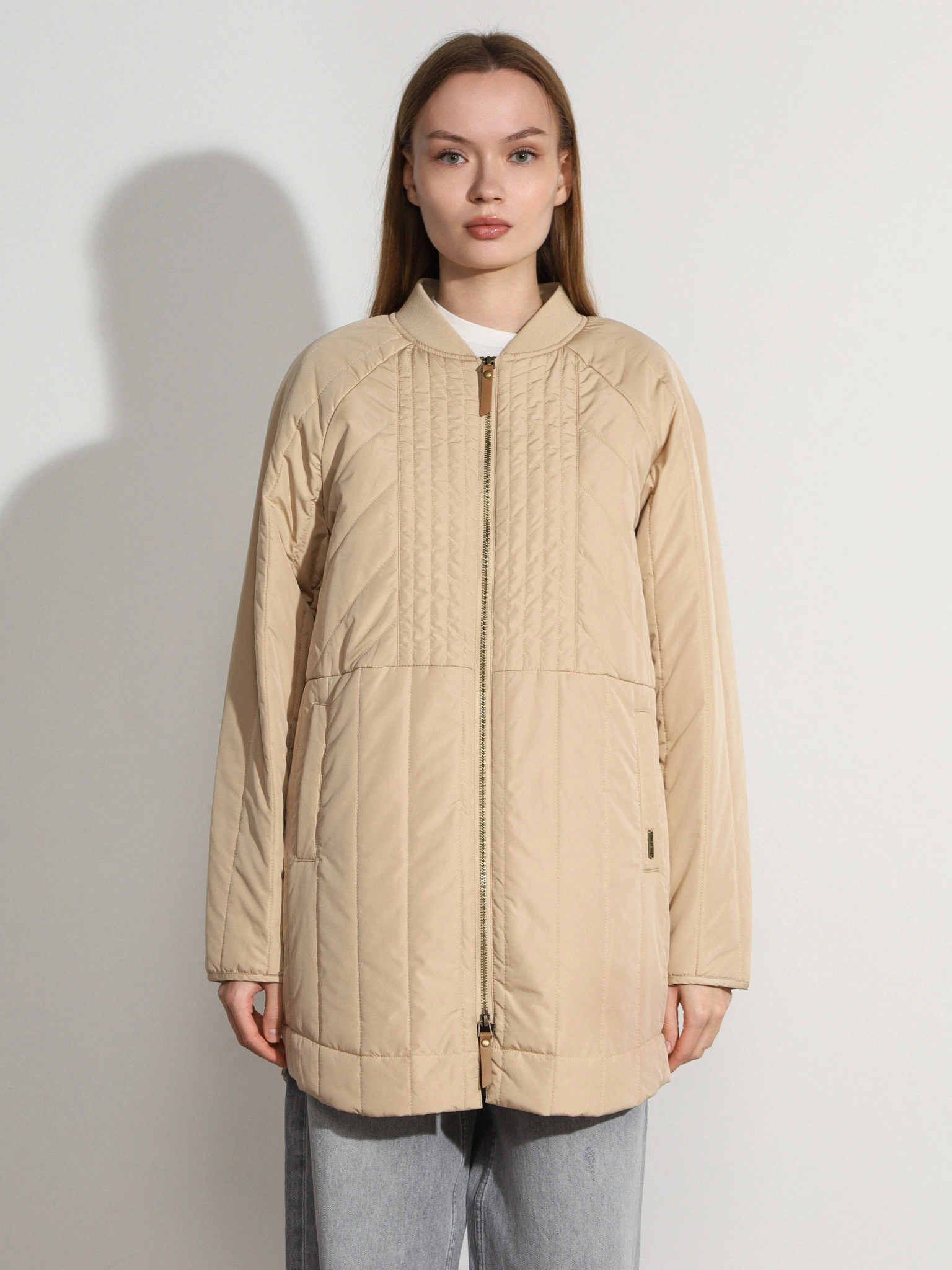 Пальто бежевого цвета прямого кроя